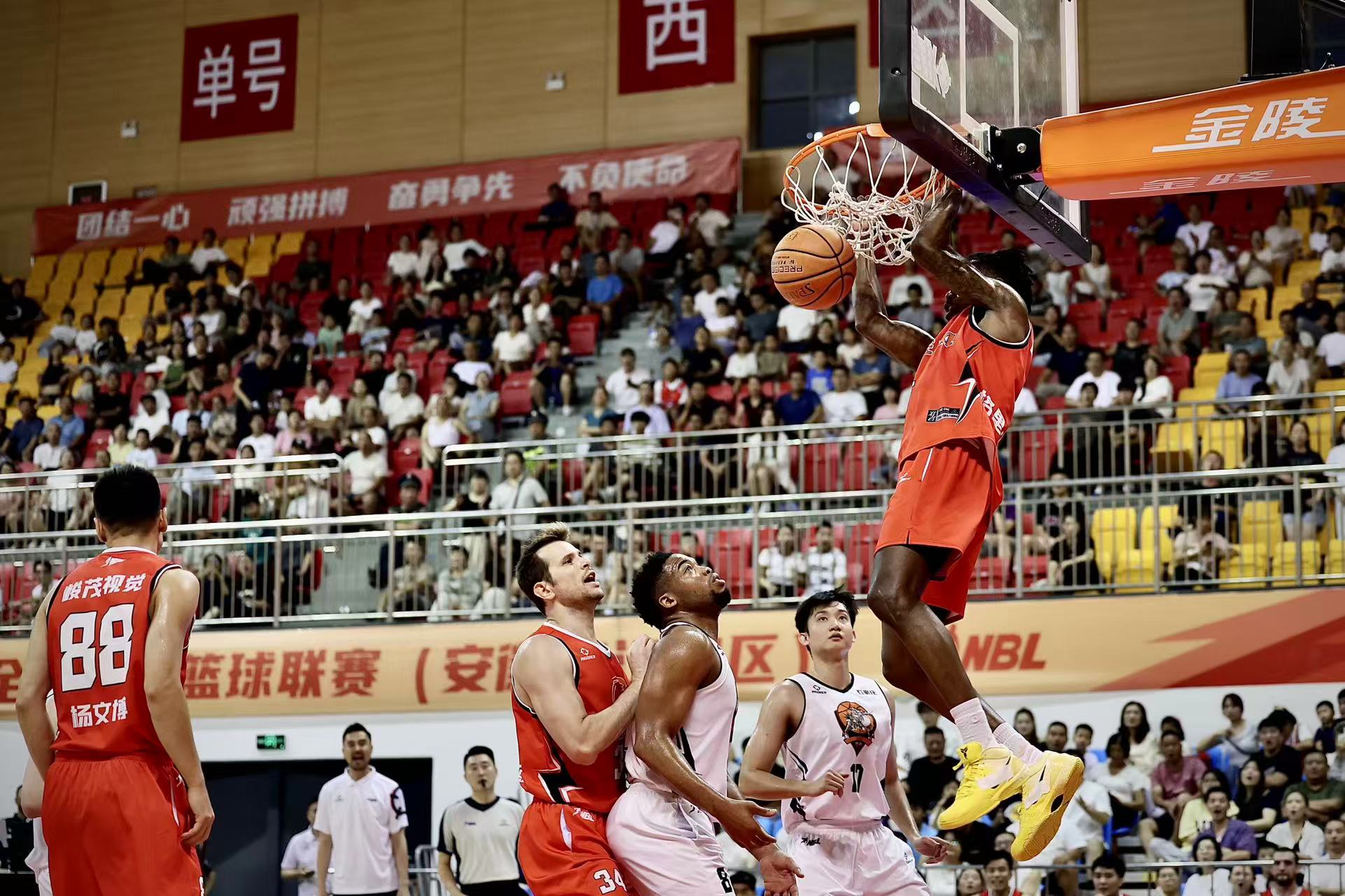 球队在比赛中一鼓作气，取得连胜佳绩