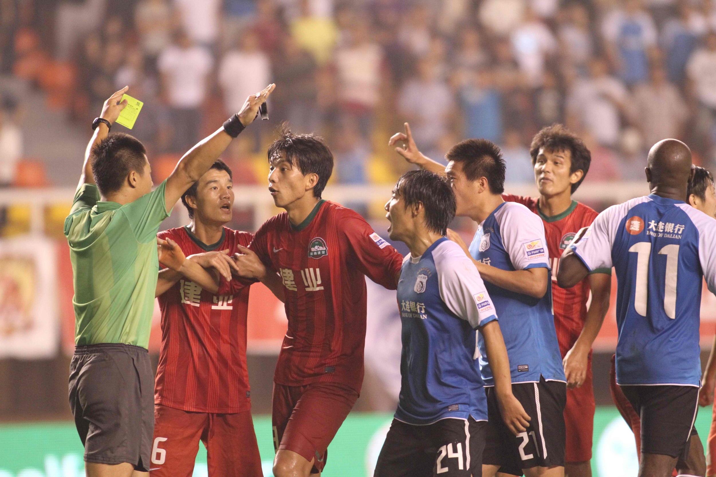 球队在客场迎战,取得颇为突出的胜利 球队在客场迎战,取得颇为突出的胜利