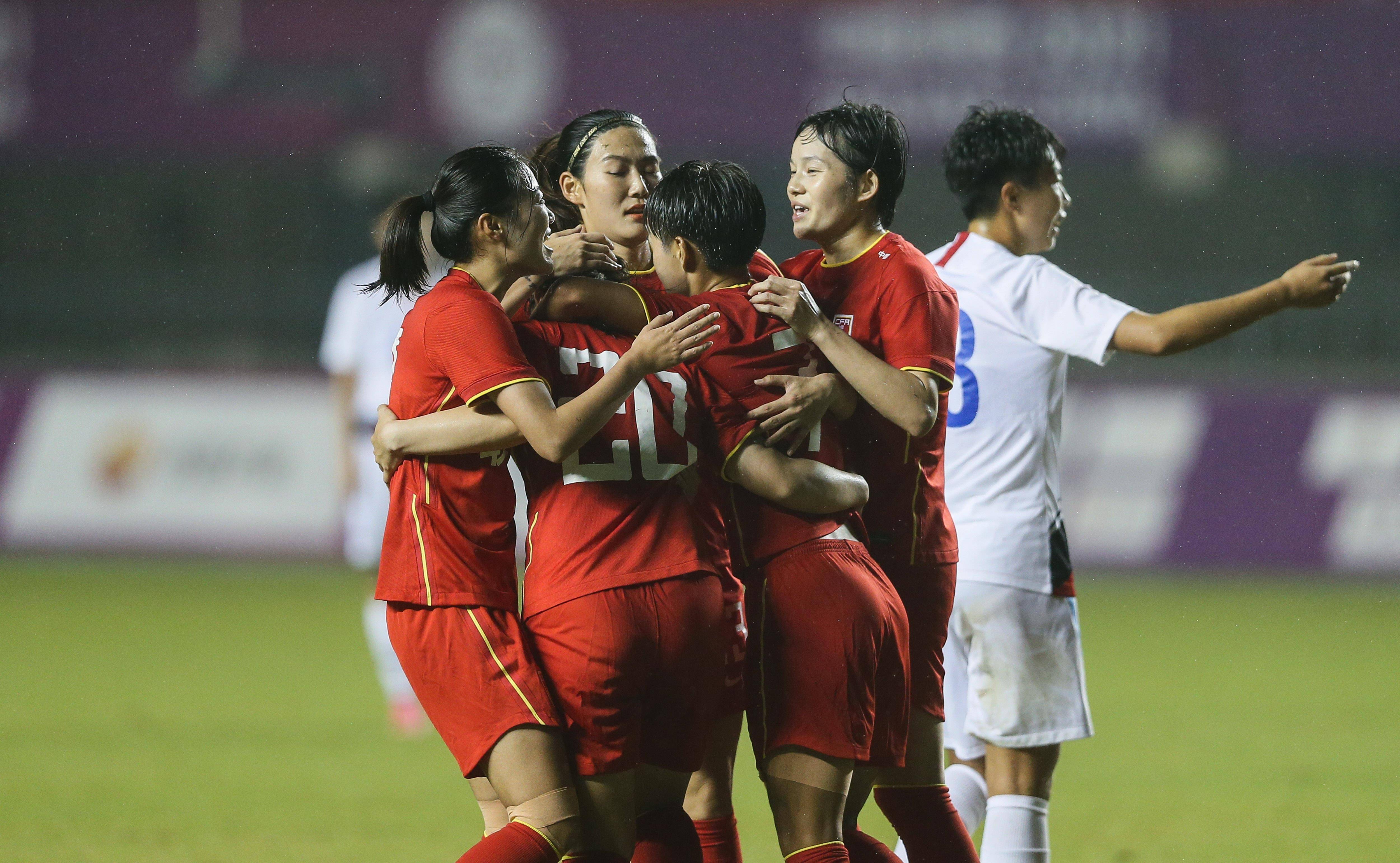 关于一场激烈的女足对抗赛掀起热闹风潮的信息