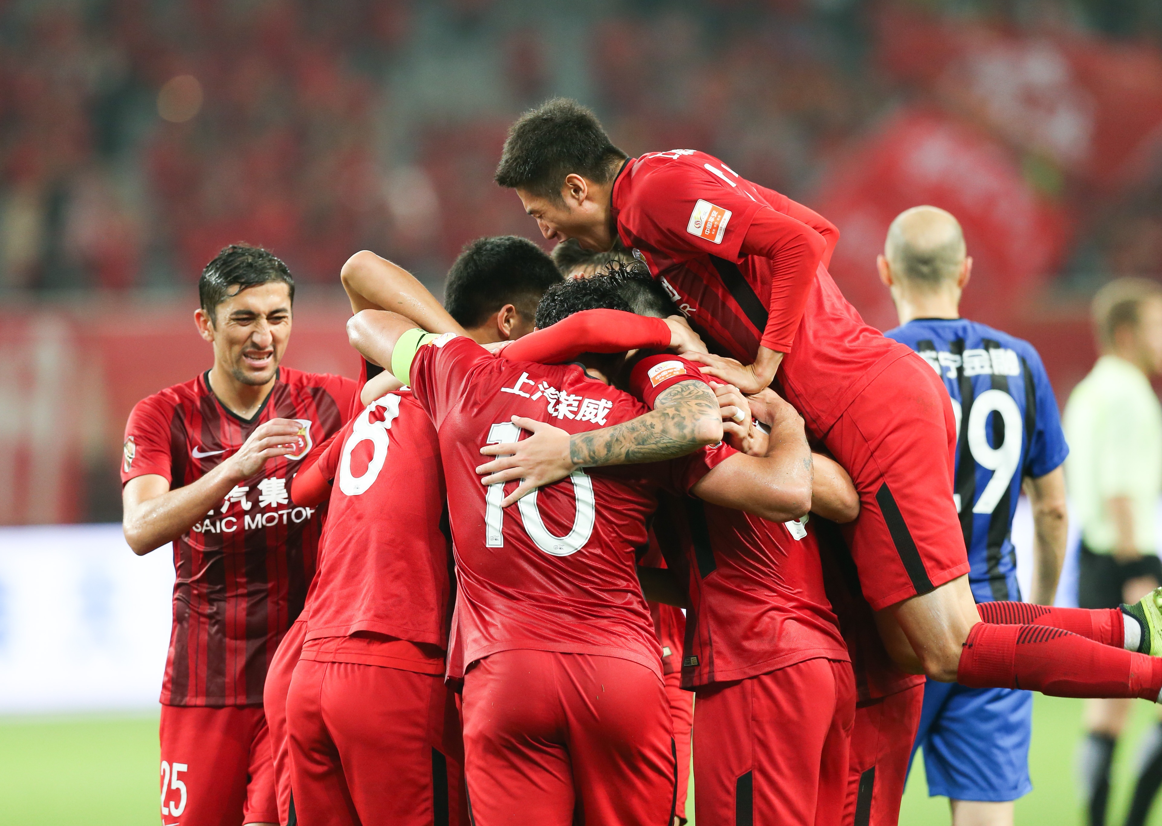 热那亚球队主场取胜，球迷尽展热情为球队加油的简单介绍