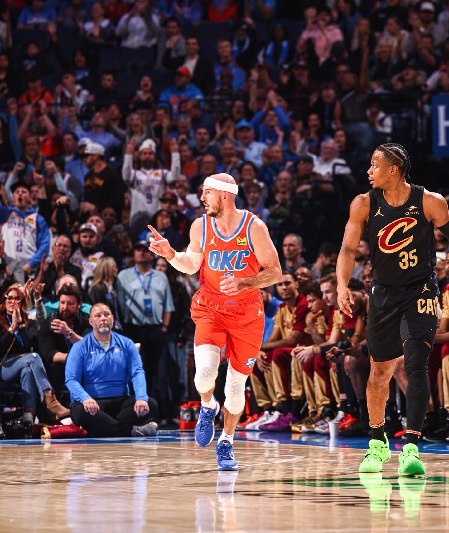 雷霆横扫独行侠,库里带队取胜 雷霆横扫独行侠,库里带队取胜